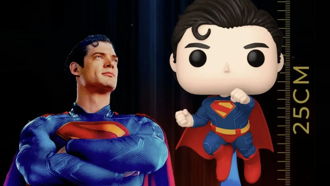 O Funko Pop de 25cm do Superman da Cinépolis é um colecionável que se destaca pela sua representação do herói da DC. Ele é uma figura estilizada com a cabeça grande e corpo pequeno característicos dos Funko Pops, apresentando o Superman em seu traje azul e vermelho clássico, capa esvoaçante e um semblante determinado.