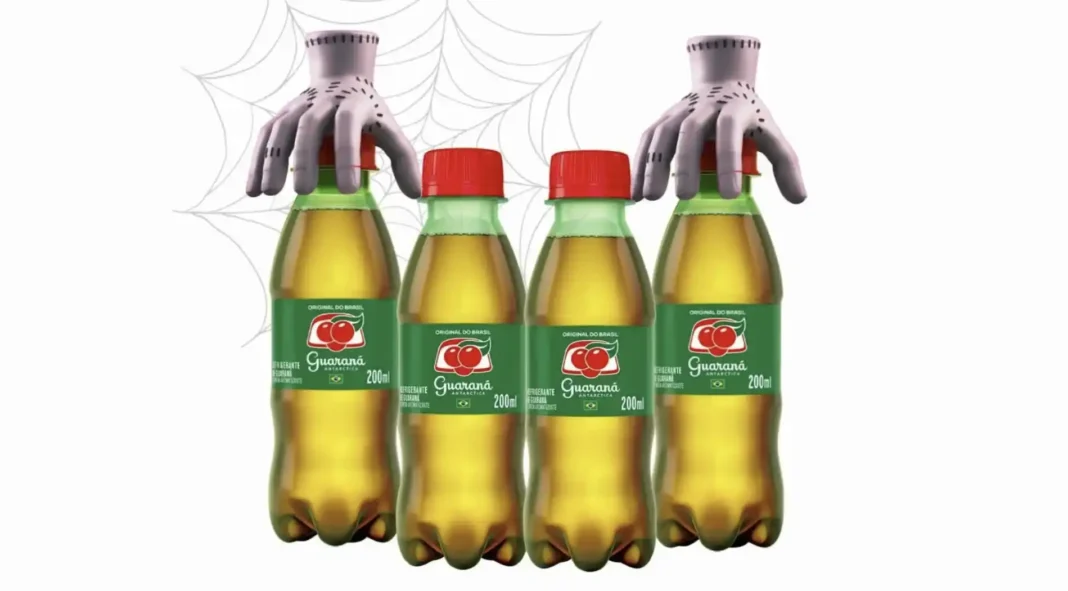 Quatro garrafas de Guaraná Antarctica de 200ml, com mãos de monstro nas tampas, sobre um fundo branco com teias de aranha.