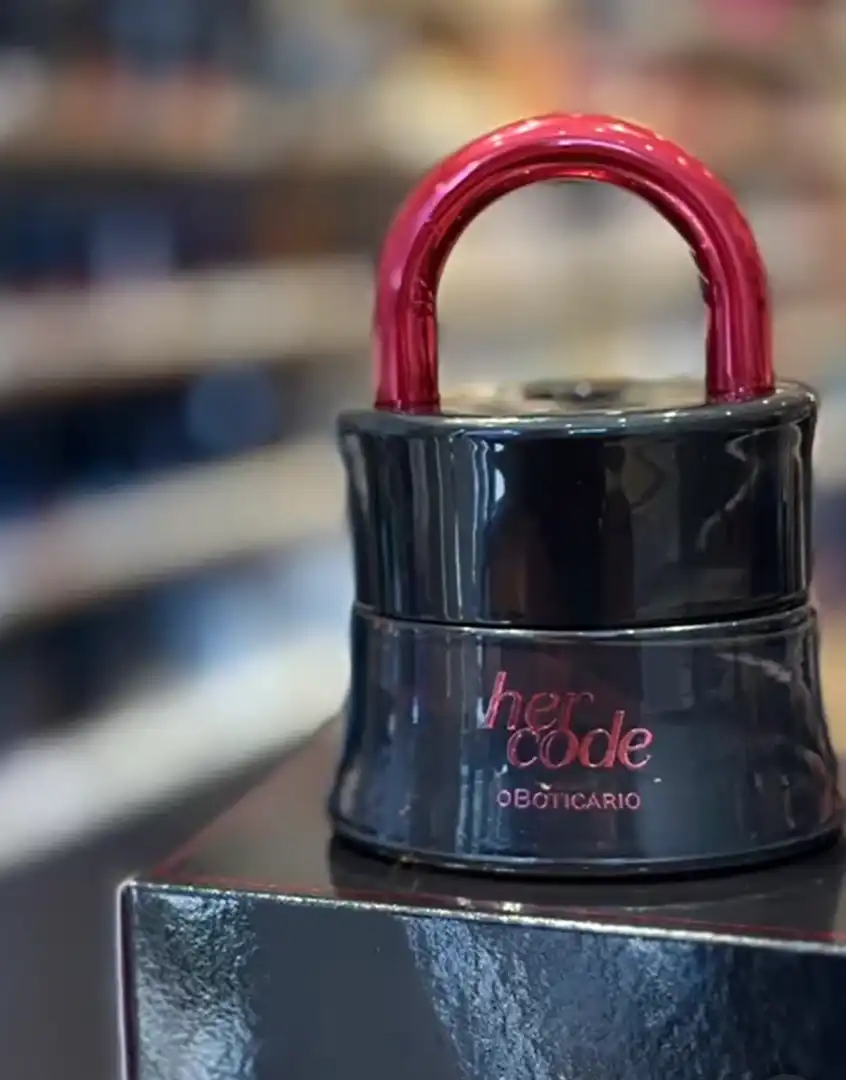 Frasco do perfume Her Code de O Boticário em formato de cadeado.