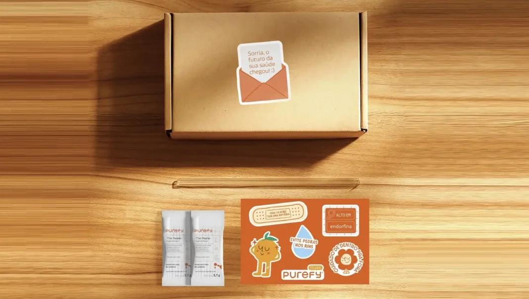 Uma caixa de papelão fechada com um adesivo de um envelope, dois sachês da marca 