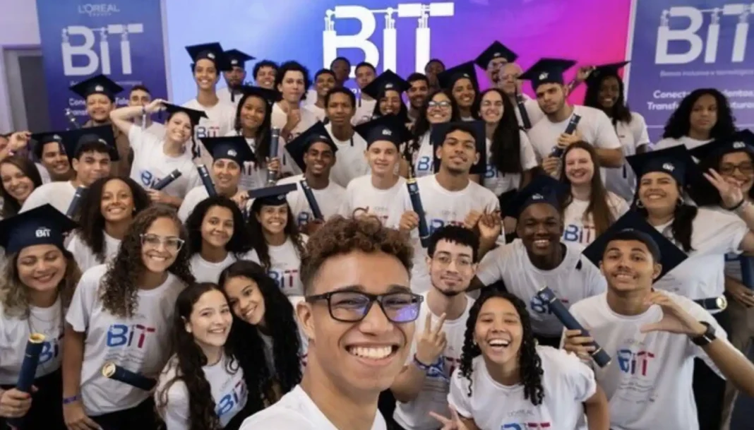 Este é um grupo diversificado de jovens brasileiros, a maioria com bonés e togas de formatura, segurando diplomas.