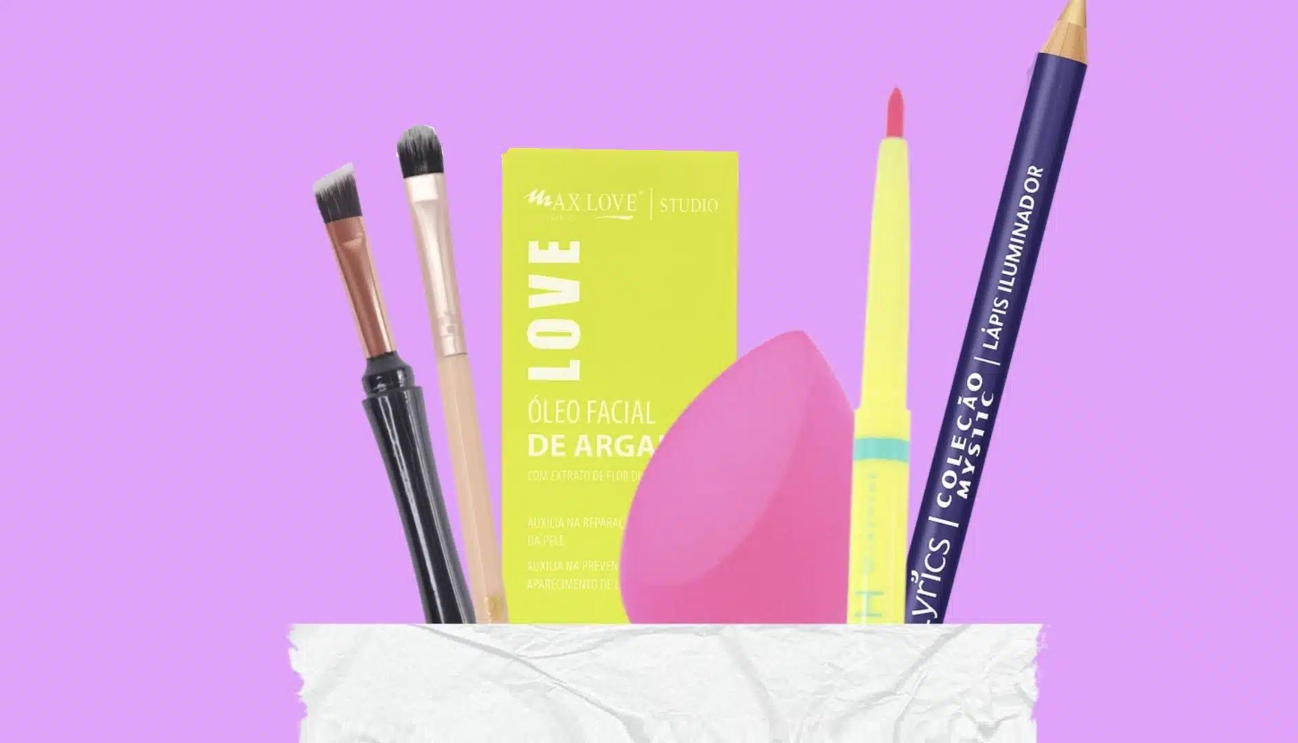 Uma seleção de produtos de maquiagem, incluindo pincéis, esponja, óleo facial, e lápis iluminador, dispostos sobre um fundo roxo.