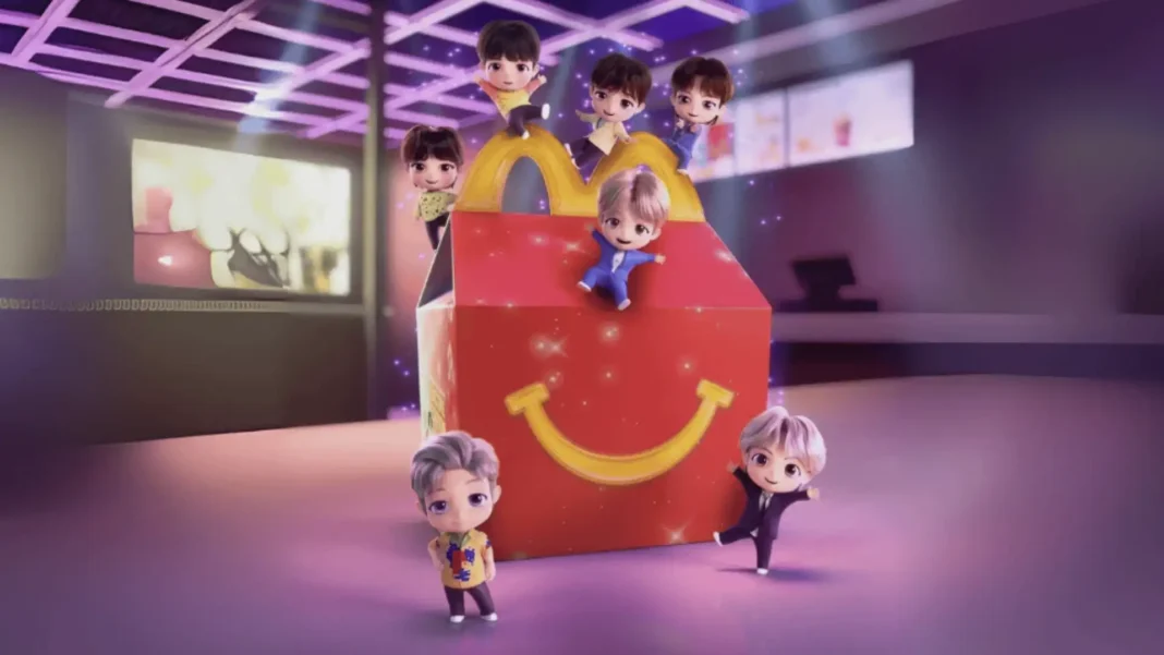BTS TinyTAN personagens chibi em um cenário de McDonald's.