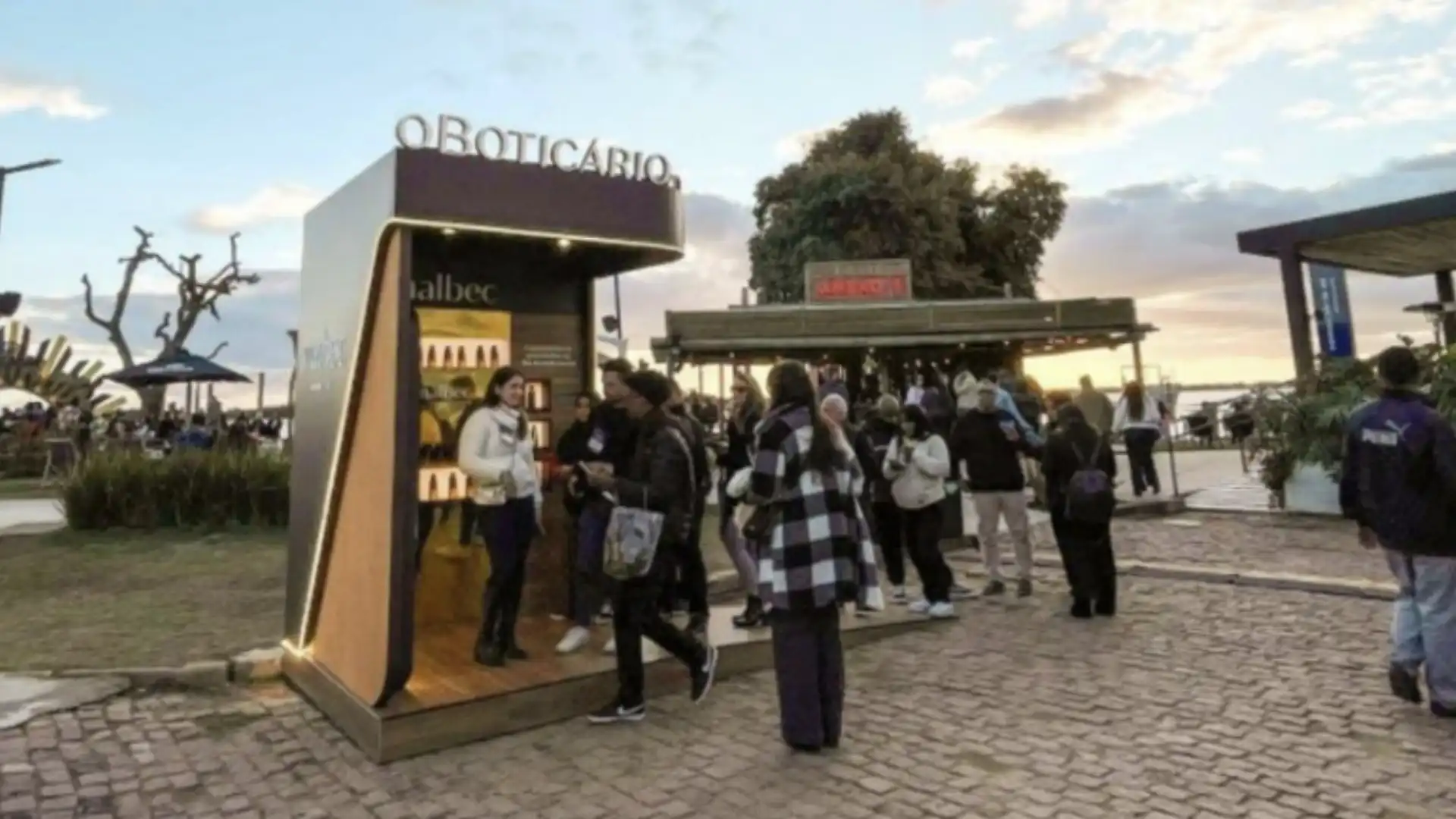 Dois totens interativos com a marca Malbec em um evento.