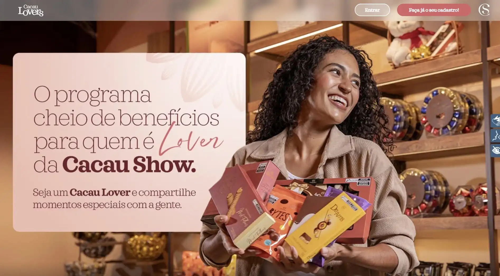 Mulher sorridente segura chocolates da Cacau Show em uma loja da marca.