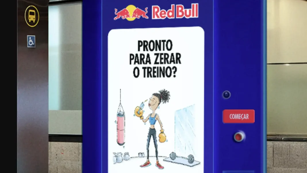 Máquina de venda automática da Red Bull com um anúncio de treino.