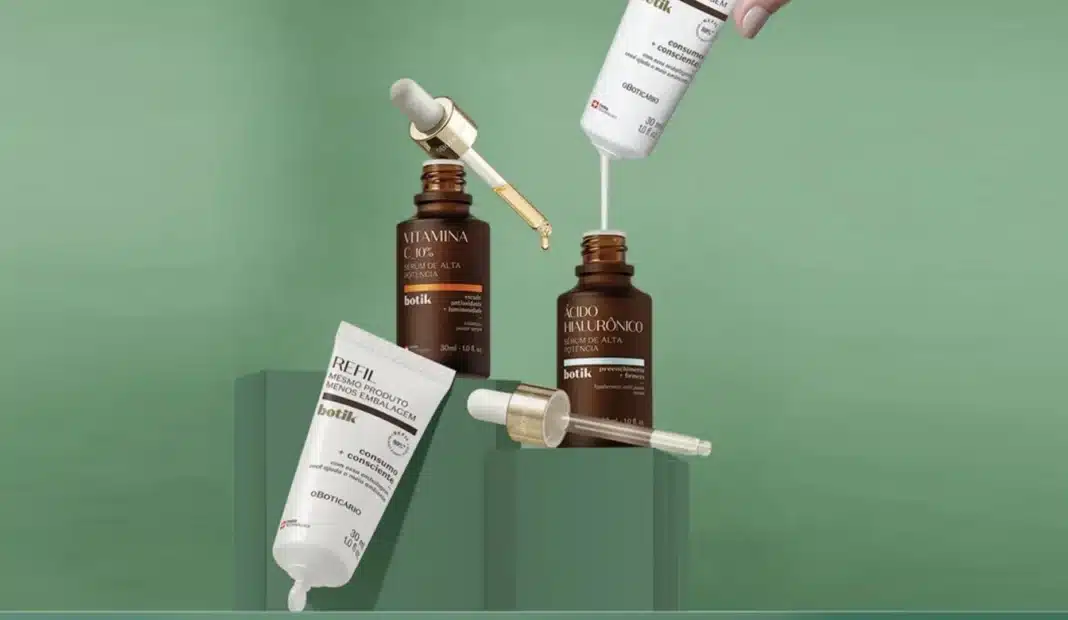 Recarregando um frasco de soro facial de 'Ácido Hialurônico' da marca Botik com um refil. A cena inclui outros produtos como 'Vitamina C 10%', enfatizando a sustentabilidade e os cuidados com a pele.