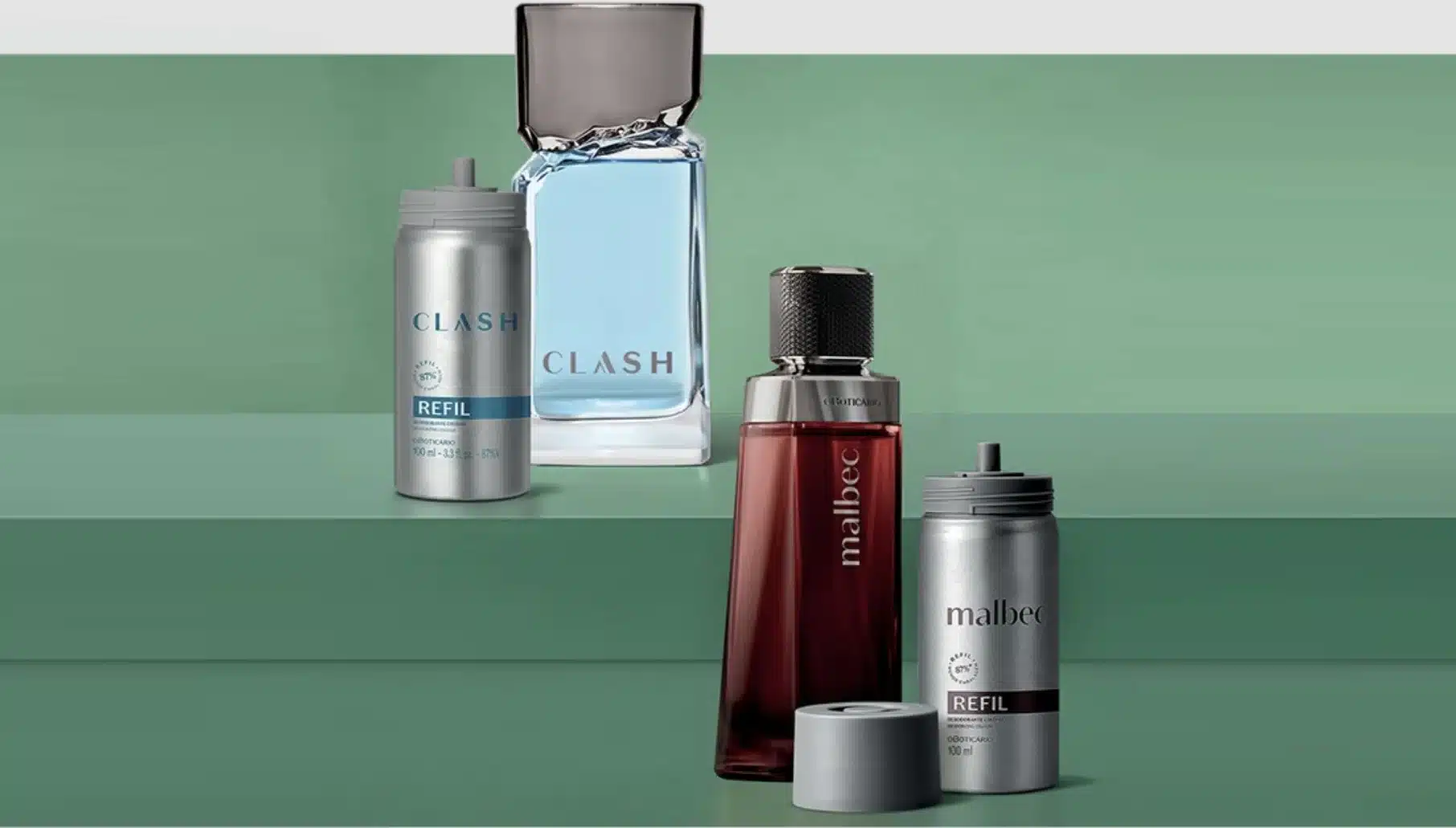 Frascos de refil e perfumes masculinos das marcas Clash e Malbec, da Boticário. O refil Clash é cinza, e o perfume é azul claro. O refil Malbec é cinza, e o perfume principal é de vidro avermelhado.