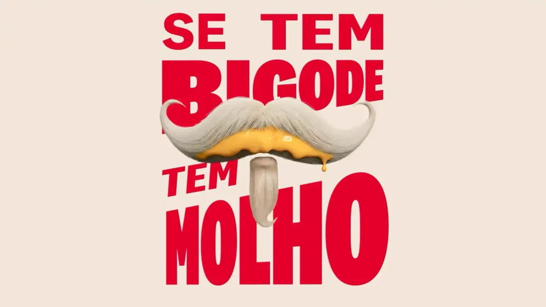 Um bigode branco e cacheado, com um molho amarelo escorrendo em seu centro, sobre um fundo bege. O texto diz 