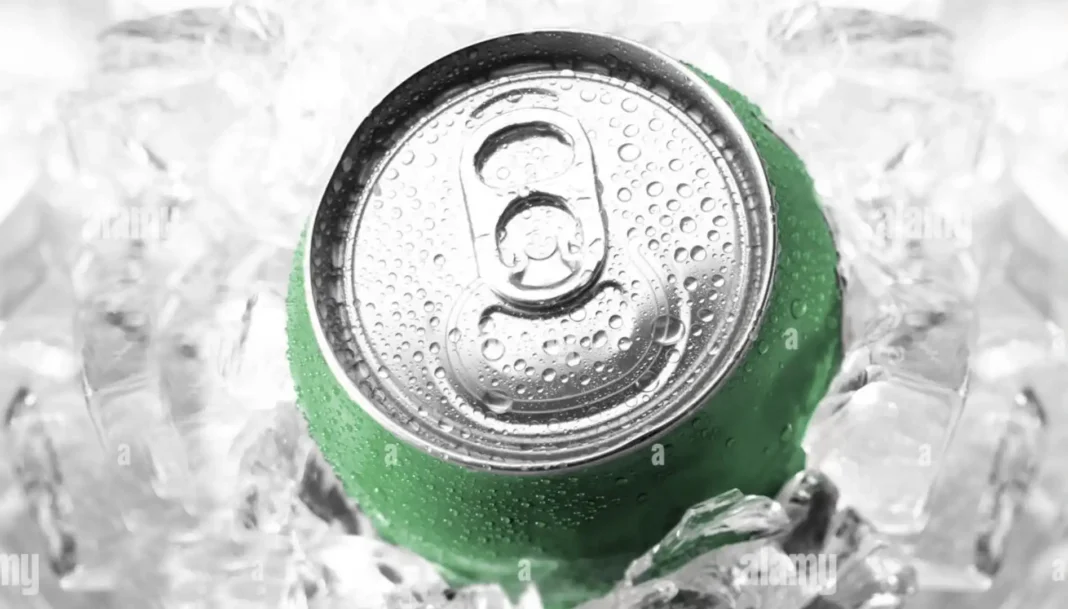 Uma lata de Sprite gelada e molhada, com gotas de água, cercada por cubos de gelo.