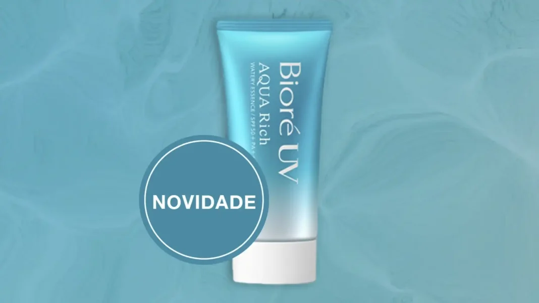 Um banner promocional para o protetor solar Biore UV Aqua Rich.