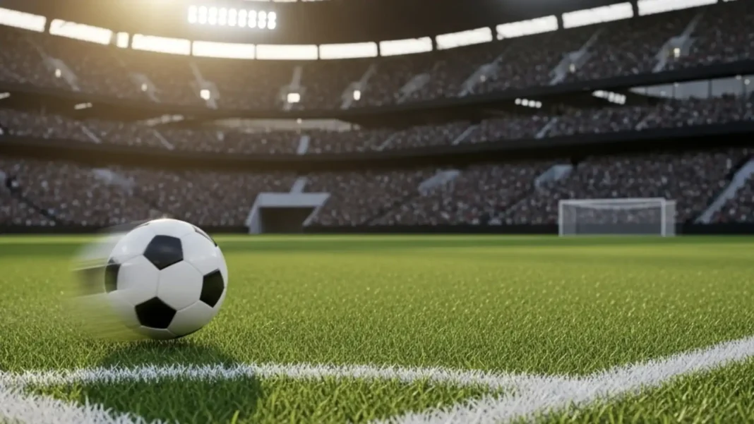 Uma bola de futebol em movimento, no canto de um campo em um estádio lotado de torcedores, sob a luz do sol.