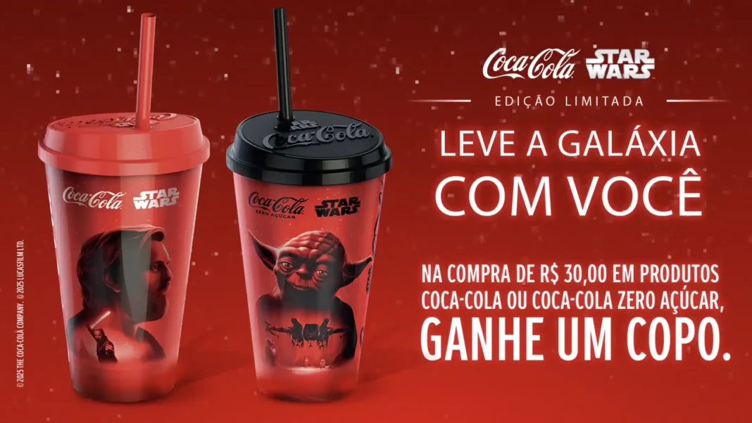 O banner da Coca-Cola Star Wars mostra dois copos de edição limitada. Um copo é vermelho com o personagem Obi-Wan Kenobi e o outro é preto com o personagem Mestre Yoda. Acima deles, o texto diz: 