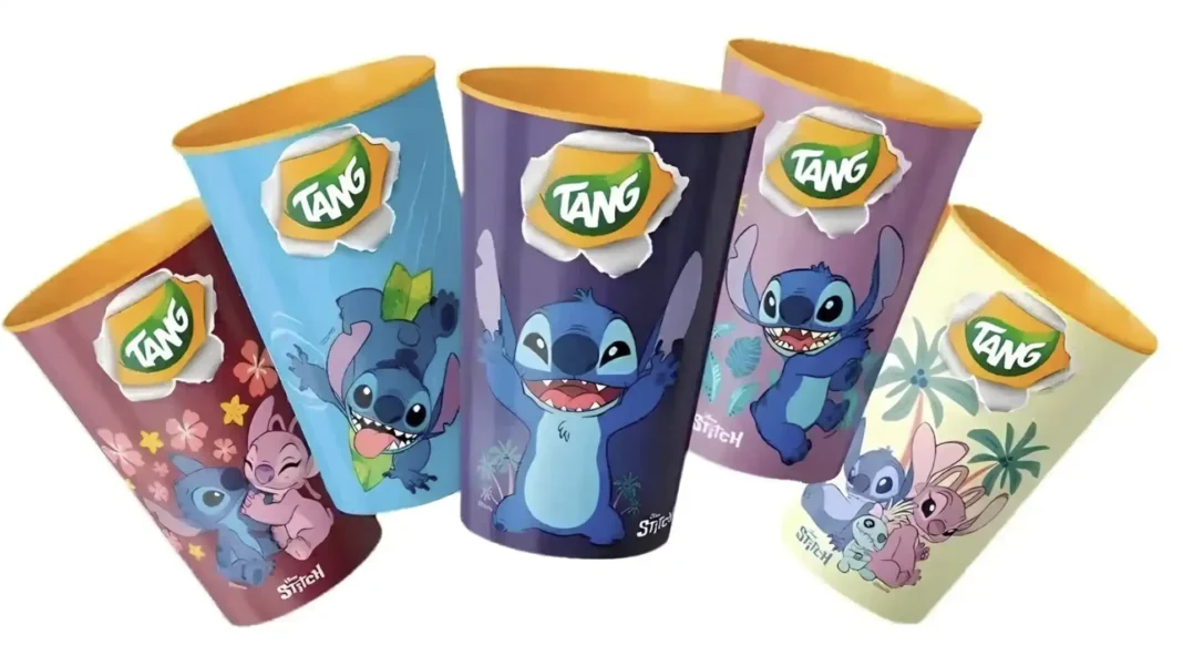 Cinco copos colecionáveis da Tang com estampas do personagem Stitch, de Lilo & Stitch, e sua parceira Angel. Os copos são de cores diferentes: roxo, azul-claro, azul-escuro, rosa e amarelo.