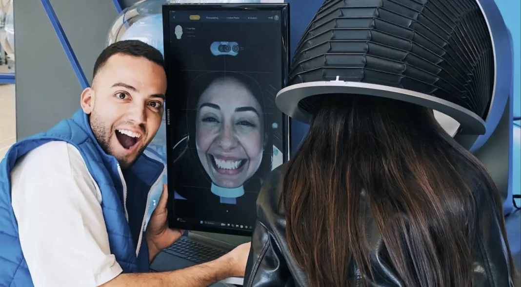 Mulher sorrindo tem a pele escaneada enquanto homem sorri para a câmera.