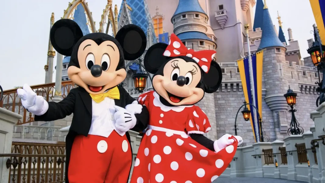 Alt Text Mickey e Minnie Mouse em frente ao Castelo da Cinderela.