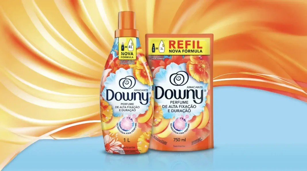 Uma garrafa de 1 litro e um refil de 750ml do amaciante Downy Perfume de Alta Fixação e Duração, ambos com embalagem laranja decorada com flores brancas e laranjas. A garrafa tem uma tampa laranja e o refil é em formato de caixa.