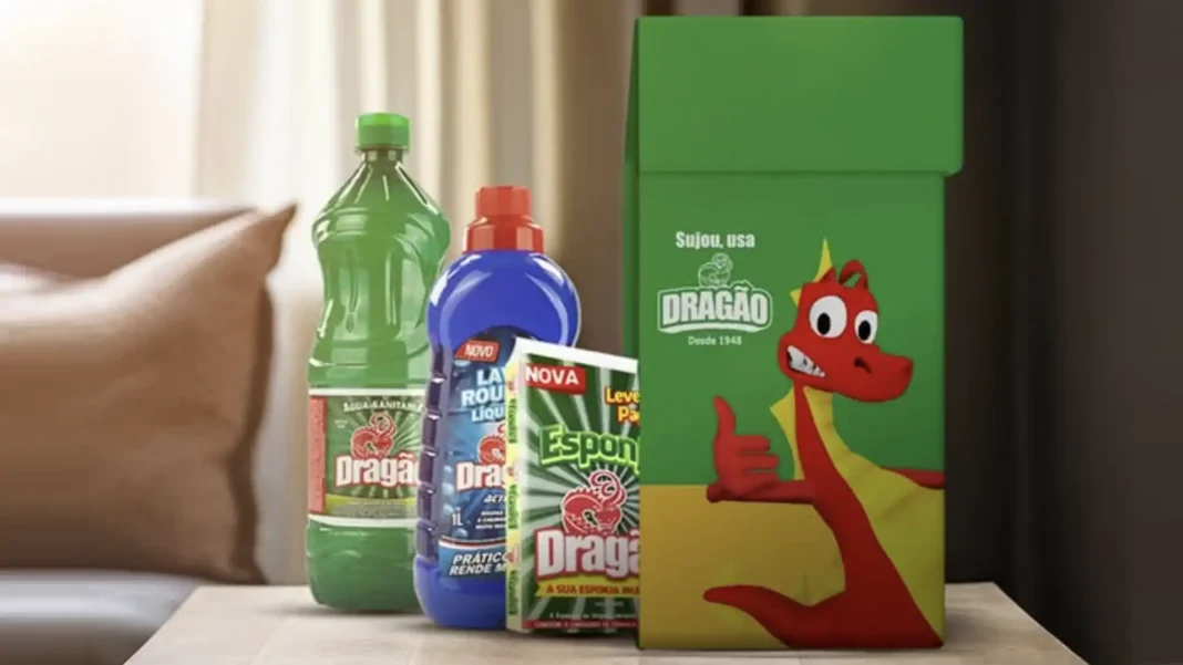 Um kit de produtos de limpeza da marca Dragão