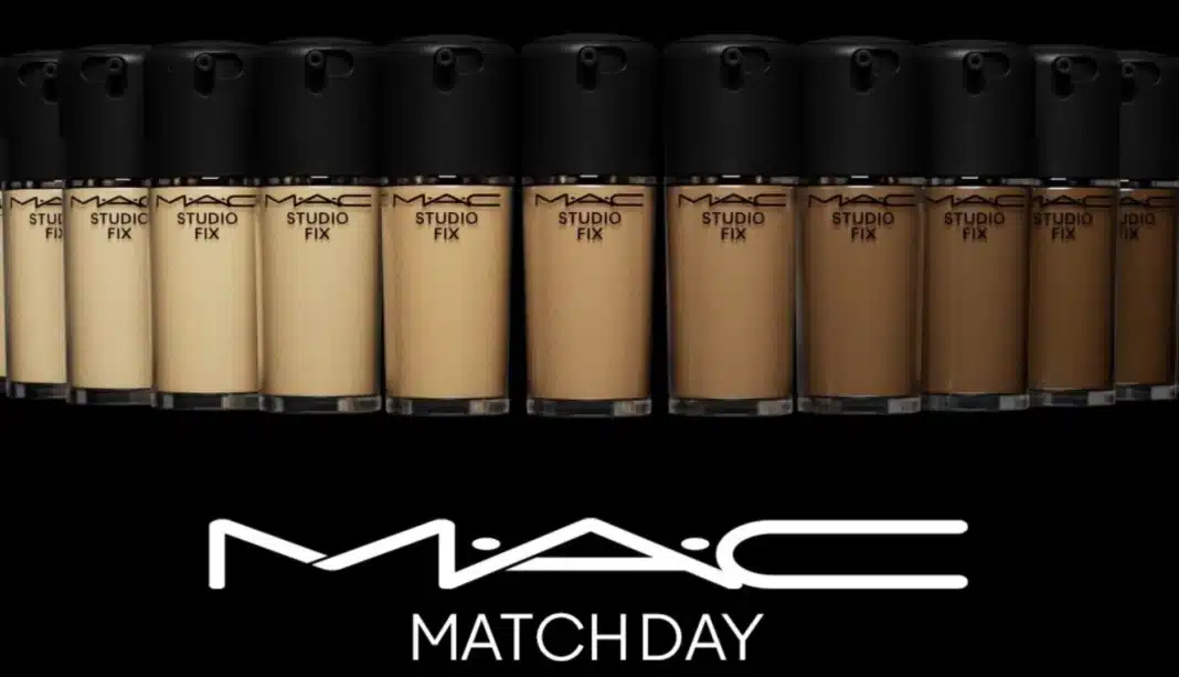 Várias garrafas de base líquida da linha MAC Studio Fix em uma variedade de tons, da cor de pele mais clara à mais escura.