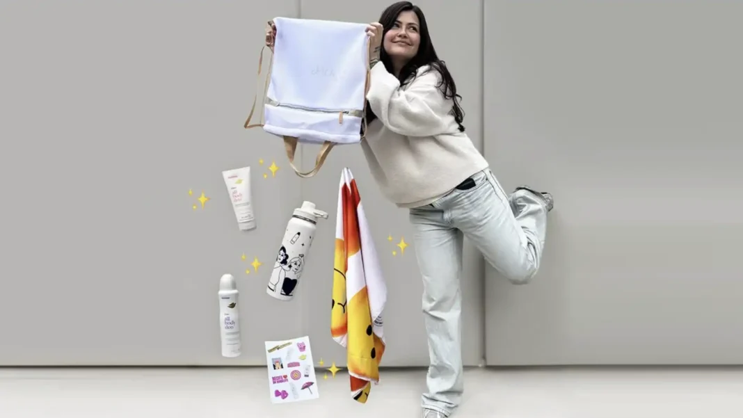 Este banner mostra uma jovem alegre segurando uma bolsa branca e transparente.
