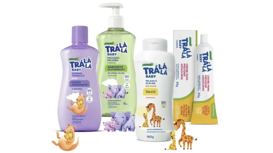 Vários produtos da linha Trá Lá Lá Baby, incluindo loção hidratante, sabonete líquido, talco e creme para assaduras. Os produtos têm embalagens coloridas com ilustrações de animais.