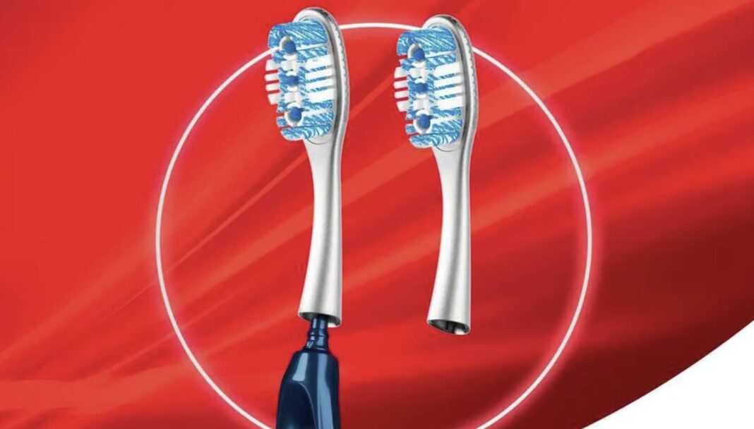 Cabeças de escova de dente Colgate de refil em fundo vermelho.