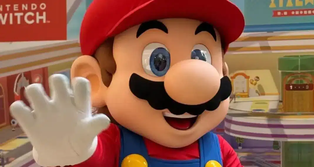 Mascote do Mario acenando em um evento da Nintendo.
