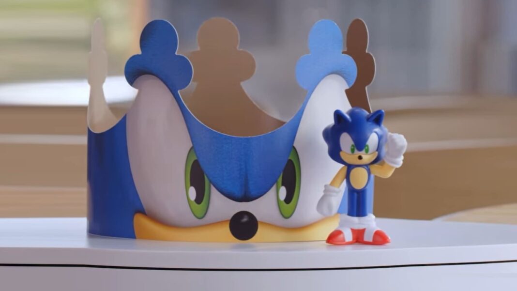 Sonic está de volta! Burger King lança brinquedos exclusivos por tempo limitado Brinquedo e coroa de papel do Sonic the Hedgehog do Burger King.