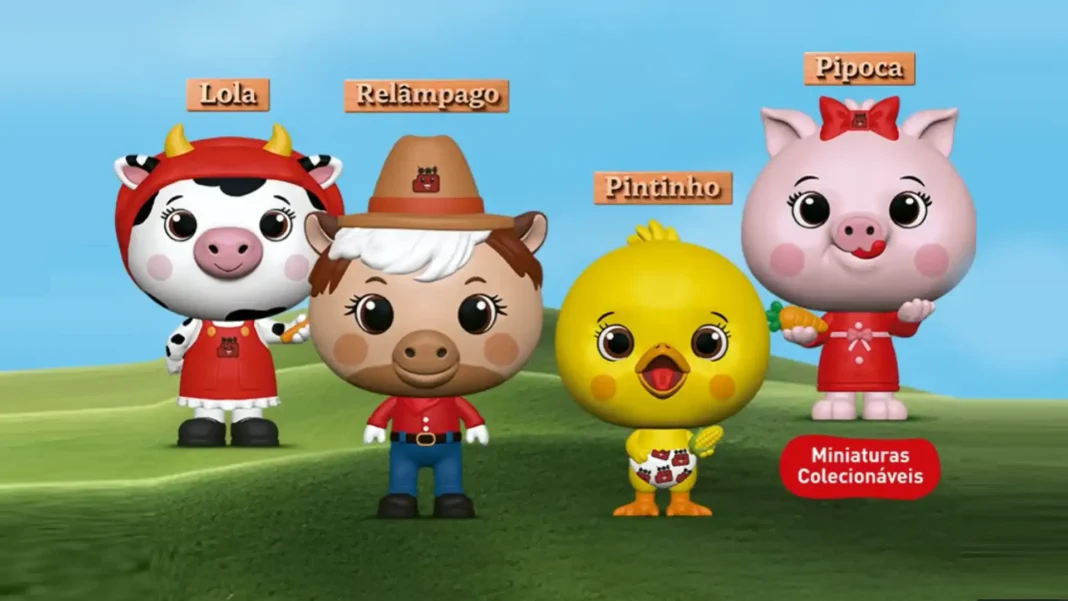 Quatro personagens de desenho animado, uma vaca, um cavalo, um pintinho e um porco, estão parados em uma grama verde com um céu azul claro ao fundo.
