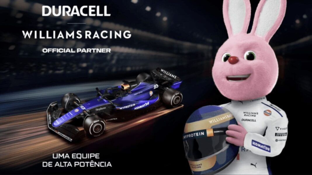 Campanha da Duracell com a Williams Racing, coelho da Duracell com capacete e carro de F1 azul.