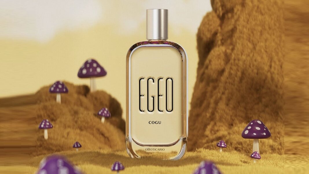 Frasco do perfume Egeo Cogu do Boticário, com fundo de cenário imaginário com grama alta e cogumelos roxos.