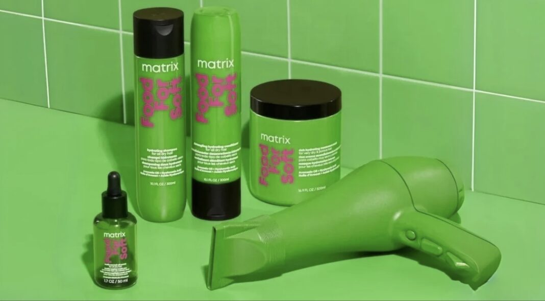 Linha de produtos Matrix Food For Soft em embalagens verdes vibrantes com um secador de cabelo verde.