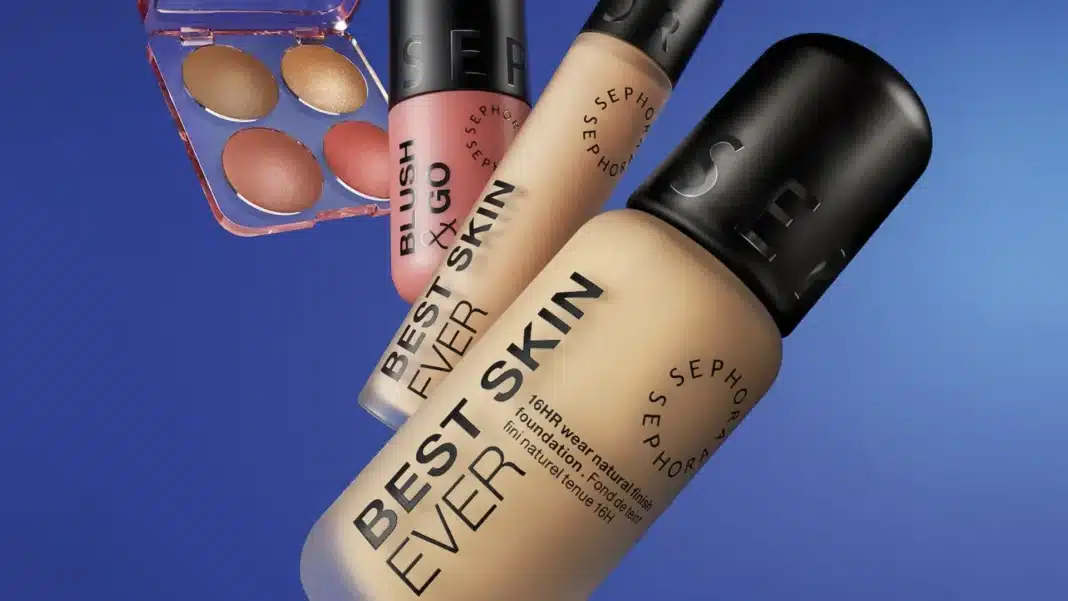 Uma coleção de produtos de maquiagem da Sephora, incluindo uma paleta de sombras de olhos e dois frascos de base líquida 
