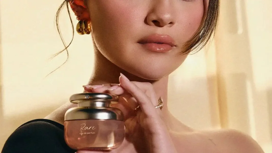 Selena Gomez segurando o frasco do perfume Rare Eau de Parfum da Rare Beauty.