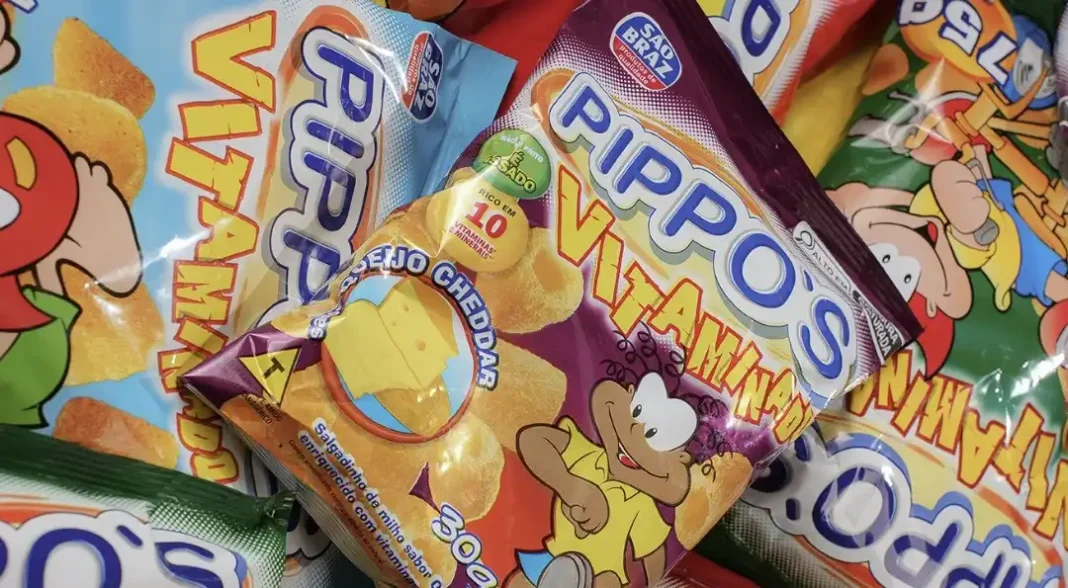Pacotes de salgadinho de milho Pippo's, com destaque para o sabor Queijo Cheddar.