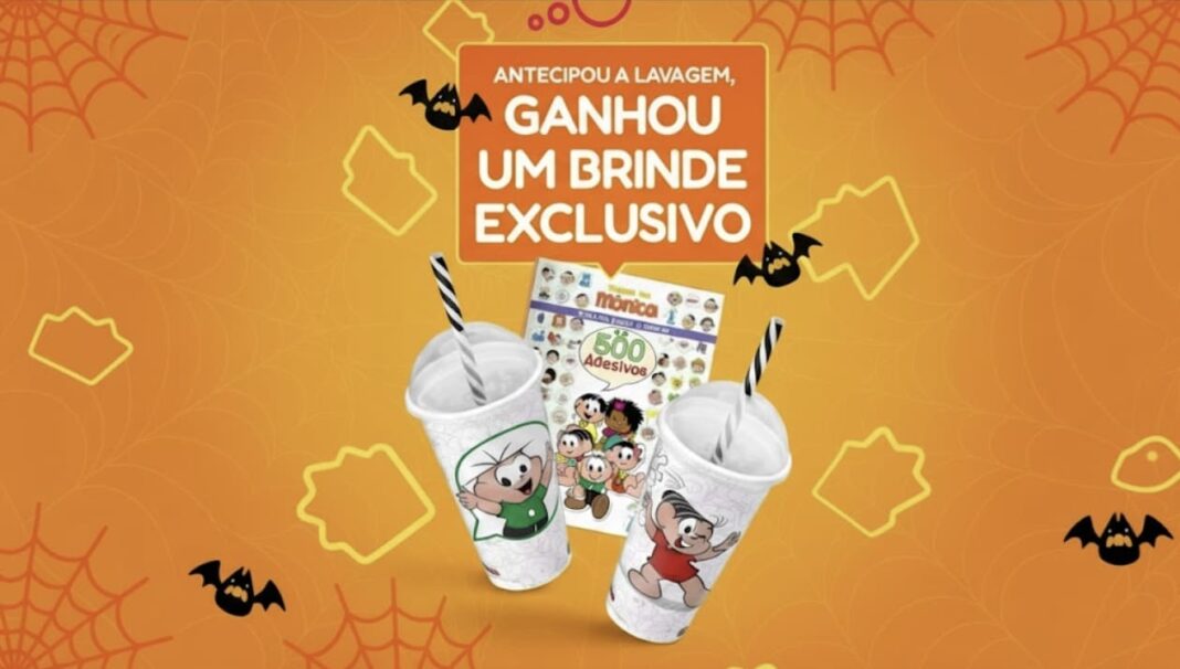 Um cartaz vibrante e divertido para uma promoção de Halloween, com fundo laranja decorado com teias de aranha e morcegos.