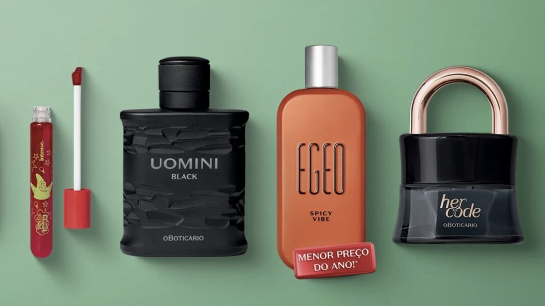 Produtos O Boticário: Batom líquido Intense, Perfume Uomini Black, Colônia Egeo Spicy Vibe e Perfume Her Code, em fundo verde.